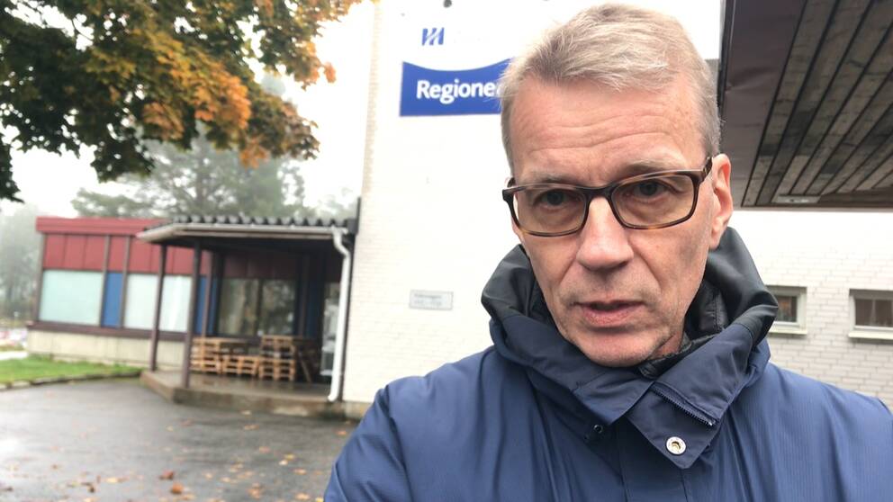 Ekonomidirektör i blå jacka utomhus med höstfärgad lönn i bakgrunden.