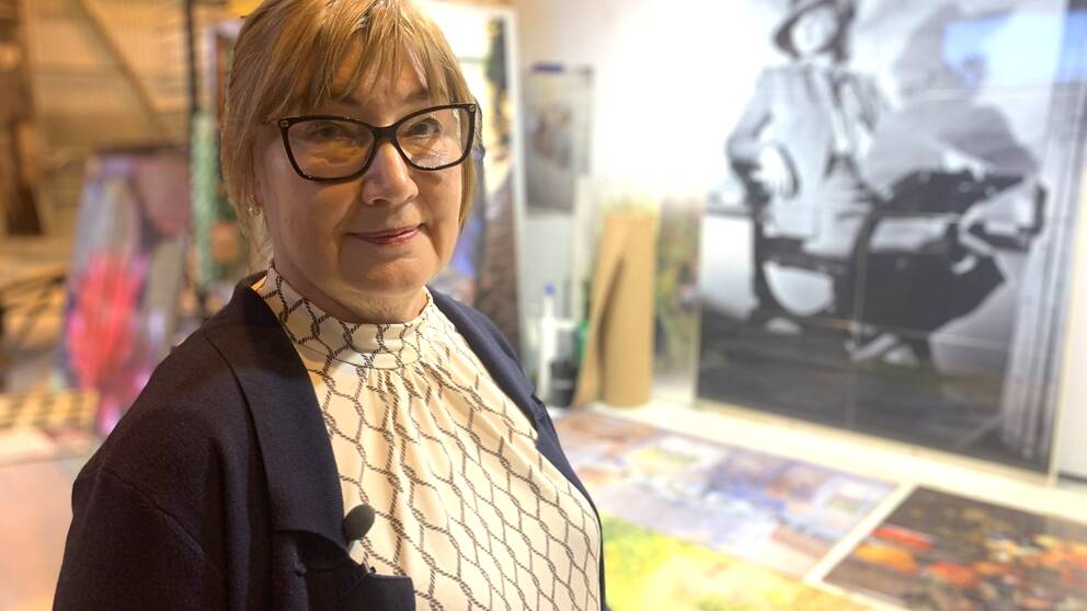 Bibbi Evermark framför några av sina verk av kakel och klinkers.