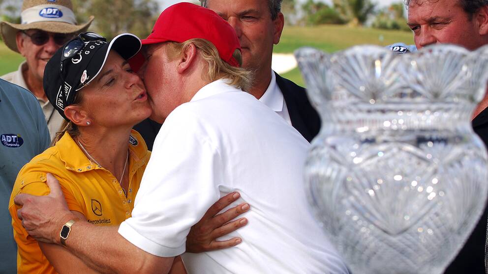 Sörenstam grattas av den då blivande presidenten efter att ha vunnit en tävling på Trumps golfbana i Florida 2005.