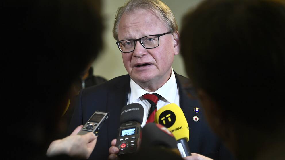 Bilden visar försvarsminister Peter Hultqvist (S) efter ett möte med försvarsutskottet.