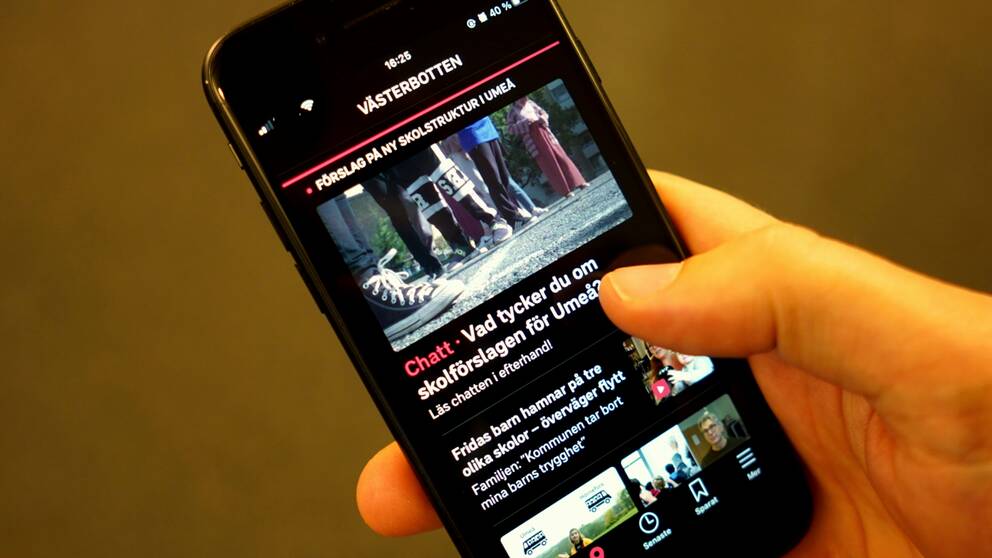 En mobiltelefon som visar SVT Nyheters App