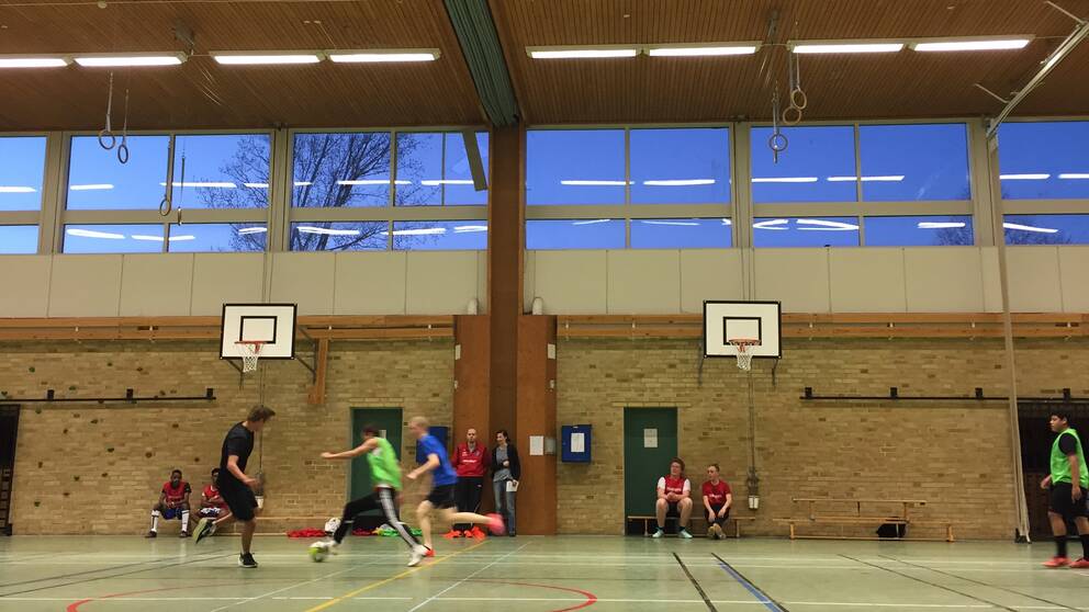 Bild från gymnastiksalen på Östergårdsskolan i Halmstad där ett gäng ungdomar spelar fotboll.