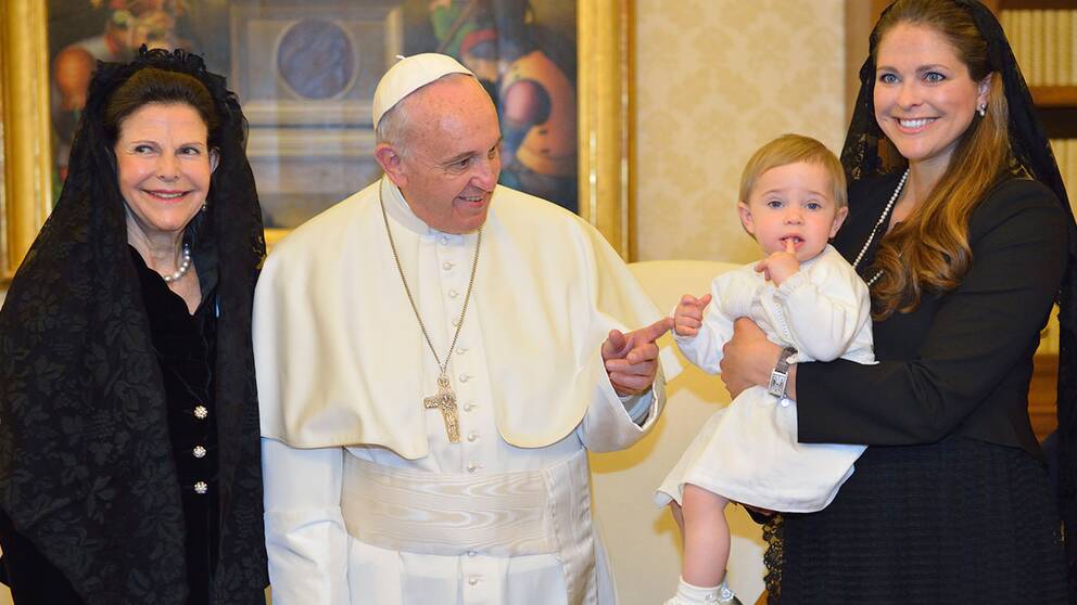 Drottning Silvia och prinsessan Leonore på audiens hos påven Franciskus under i Vatikanen i Rom.