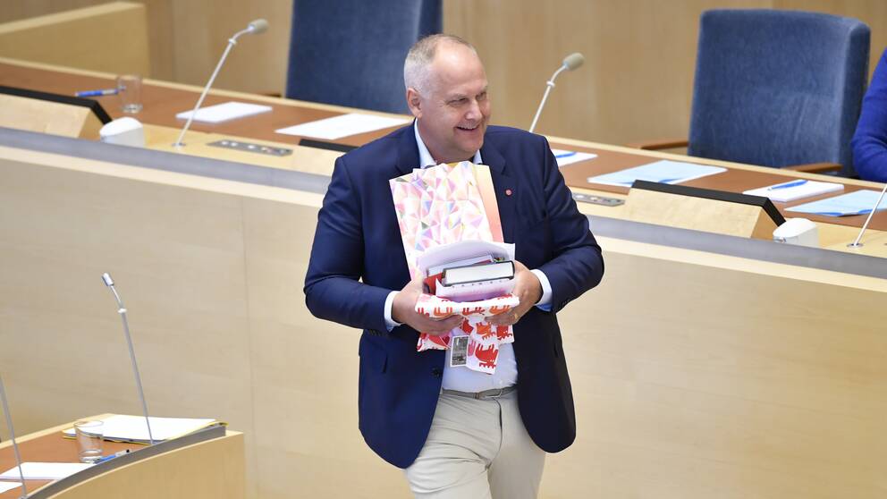 Vänsterpartiets partiledare Jonas Sjöstedt (V) med sina avtackningspresenter vid riksdagsårets första partiledardebatt i riksdagen.