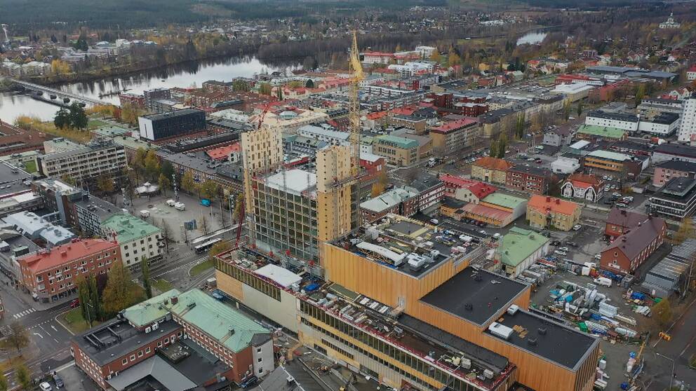 En av världens högsta träbyggnader syns nu från alla väderstreck i  Skellefteå | SVT Nyheter