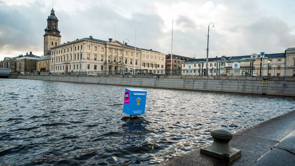 En blåbrevlåda står mitt ute i kanalen i närheten av rådhuset i Göteborg.
