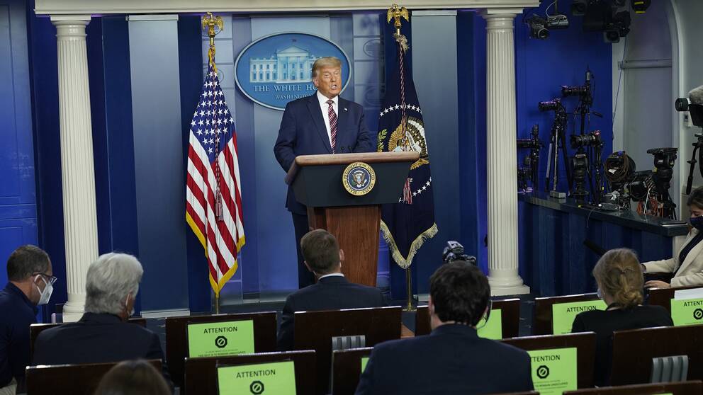 Donald Trump i talarstolen i Vita huset framför pressen.