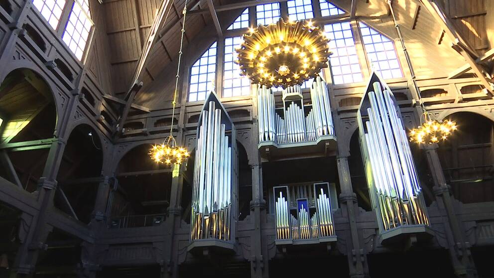 Bild över hur det ser ut inuti Kiruna kyrka, med orgelpipor och ljuskronor