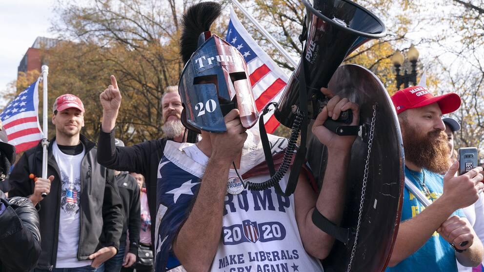 Stora protester mot valresultatet och för att stötta Donald Trump planeras under lördagen. Bilden visar demonstranter i Washington under fredagen.