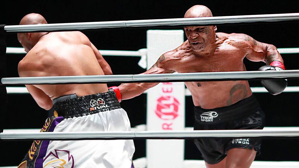Mike Tyson var den mer aggressive boxaren i nattens uppvisningsmatch.