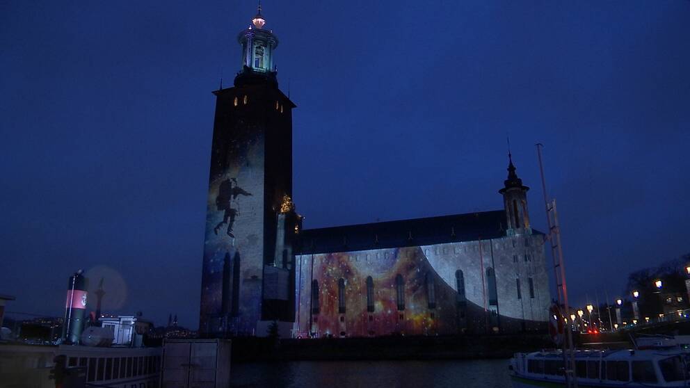 Ljusinstallation i form av astronaut på Stockholms stadshus fasad
