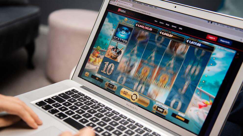 Person med laptop spelar casino på nätet.