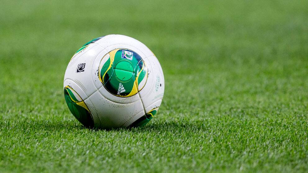 Fotboll på gräsmatta