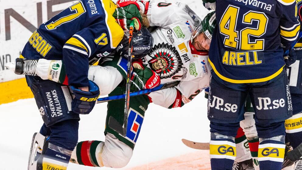 HV71:s Emil Johansson kastar omkull Frölundas Joel Lundqvist i torsdagens match.