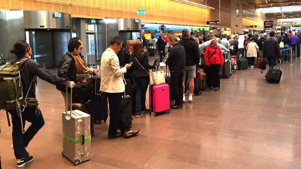 Köerna växer på Arlanda. Hittills är det runt 11.000 passagerare som drabbats av de inställda SAS-flygen. Klockan 8:00 väntas besked om eventuell strejk.