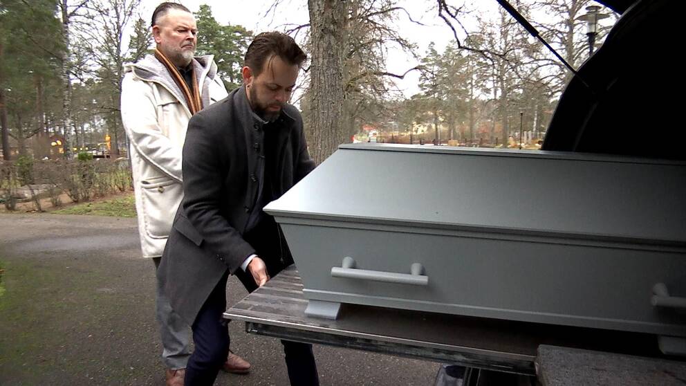 Thomas Wärfman regionchef på Fonus Öst ser på när kollega tar ut kista ur bil