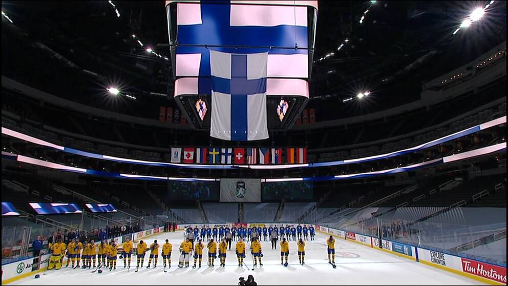 En svensk spelare hade hjälmen på sig under den finska nationalsången.