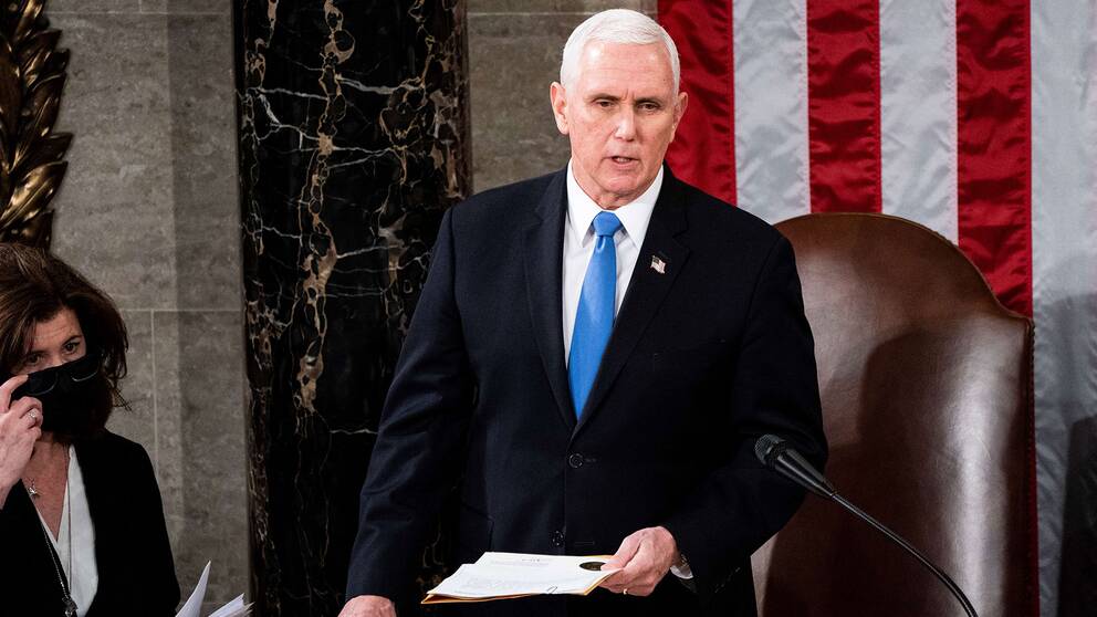 Vicepresident Mike Pence leder arbetet med att godkänna elektorsrösterna i kongressen