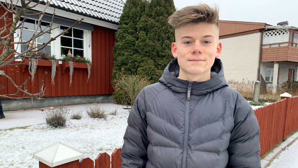 Elias Wikström från Hedemora står framför ett rött hus.