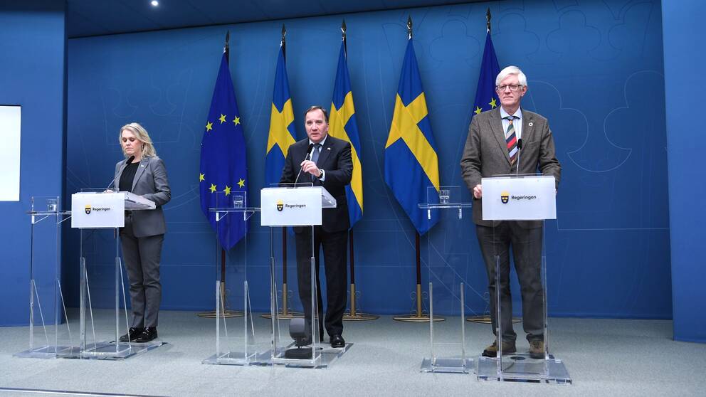 Statsminister Stefan Löfven, socialminister Lena Hallengren (S), och Folkhälsomyndighetens generaldirektör Johan Carlson.