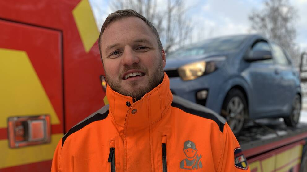 Bilbärgaren Robert Haglund framför en bil som han bärgat.
