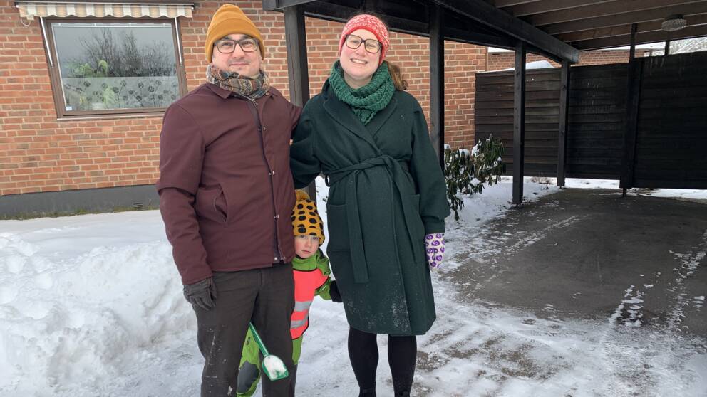 Familjen Slechta utanför sitt hus.