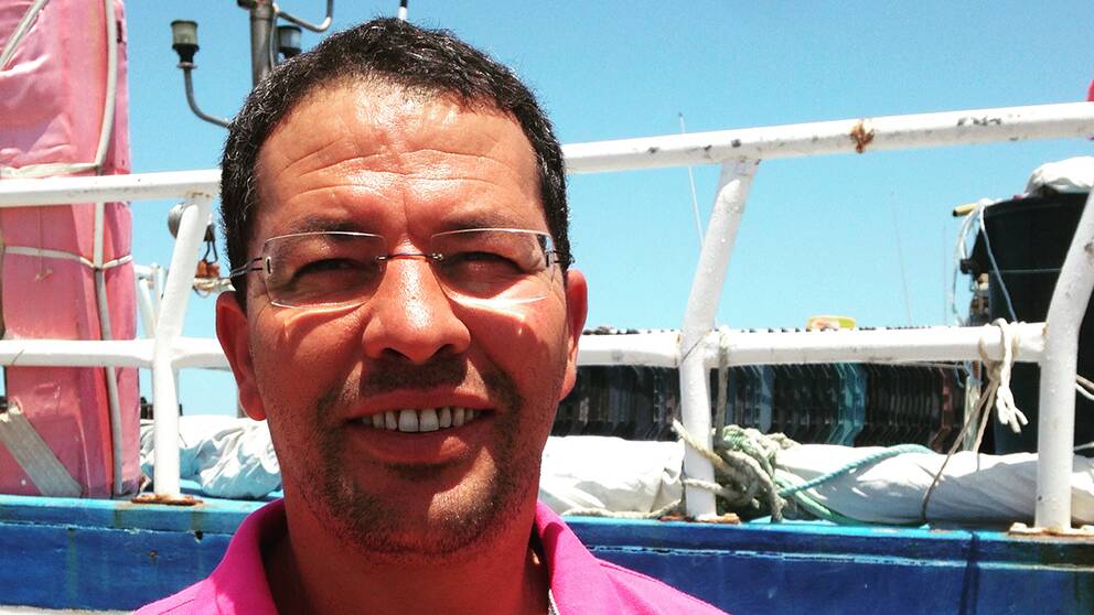 Fiskaren Chamseddine Bourassine har fängslats av i Italien, anklagad för människosmuggling. Han hävdar att han försökt att hjälpa migranter i sjönöd.