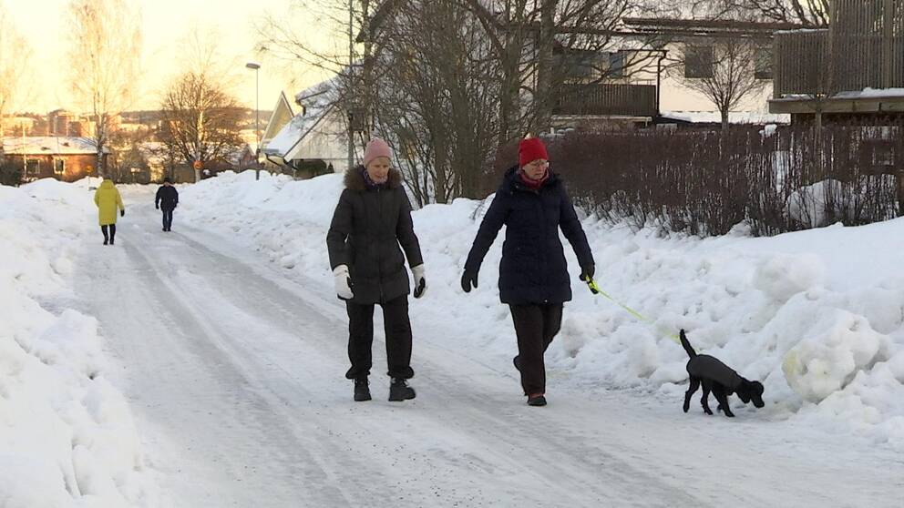 fotgängare går på vägen eftersom trottoarerna inte är röjda från snö.