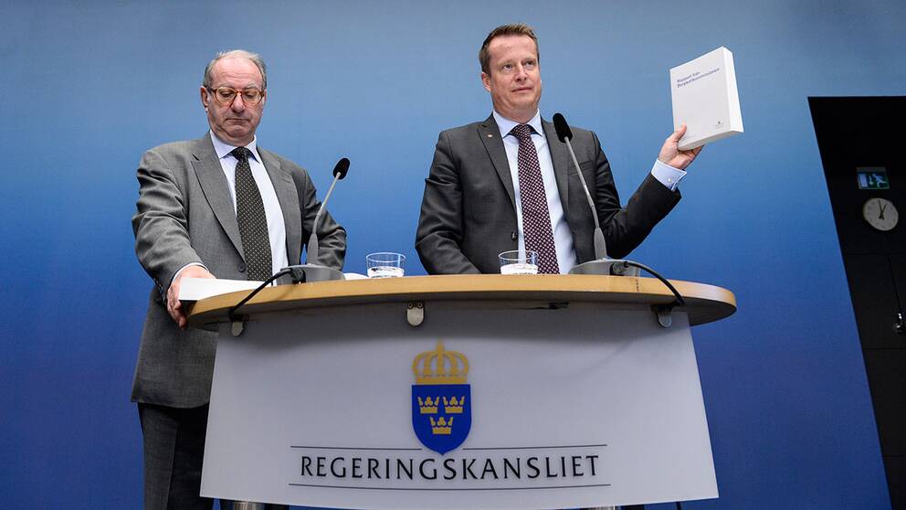 Inrikesministern och utredaren med kommissionens rapport.