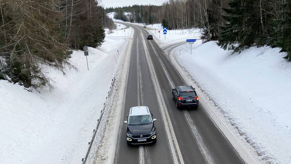 Bilar som kör på en väg utanför Hudiksvall.