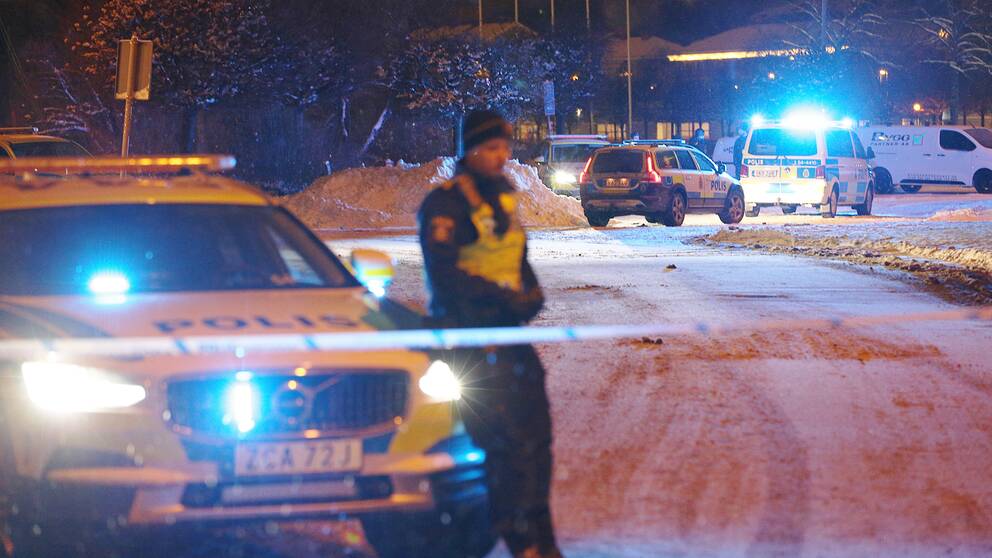 Polisen har spärrat av ett område i Uddevalla efter knivskärningarna.