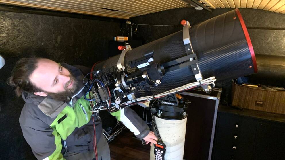 Martin Svensson från Onsala har länge fascninerats av rymden. Till sin hjälp har han ett tiotums spegel-teleskop.