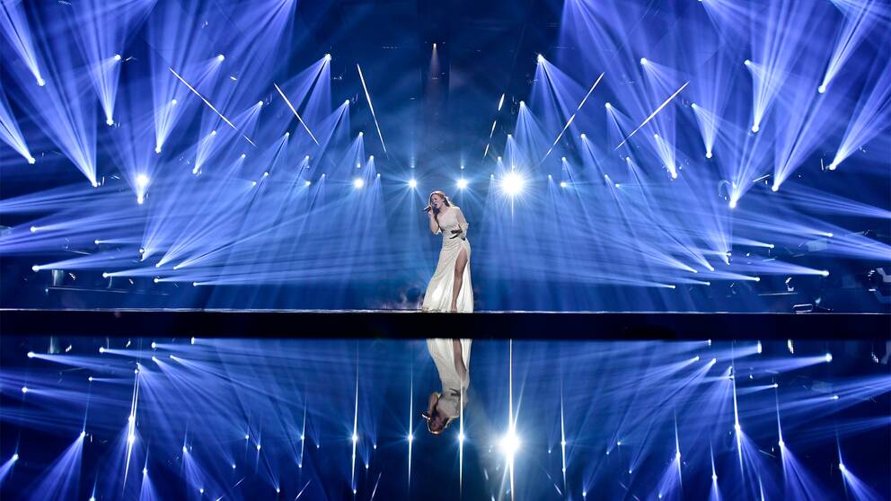 Nathalie Brydolf när hon framförde ”Fingerprints” under genrepen på torsdagen. I videon Viktor Brattström, scenograf på Melodifestivalen, om hur de har tänkt då de byggde årets scen.