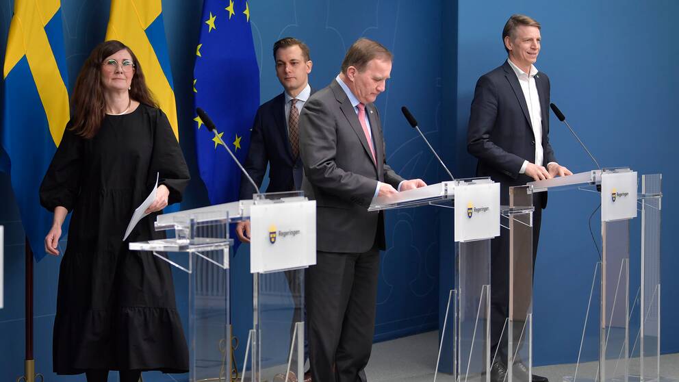 Här presenterar statsminister Stefan Löfven de nya ministrarna i regeringen: Märta Stenevi och Per Olsson Frifh (MP).