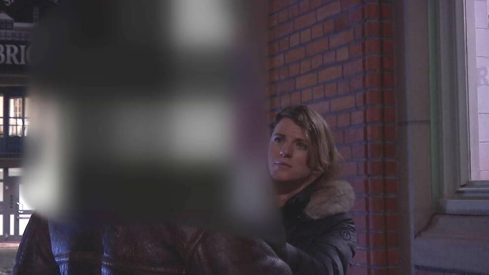 Blurrad man och SVT:s reporter i samtal utomhus på gata i Göteborg