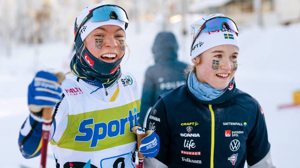 Moa Hansson och Lisa Ingesson jublar efter stafettguldet.