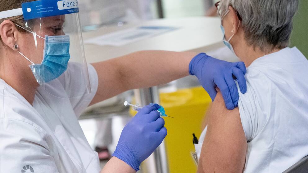 Bild på vårdpersonal som vaccineras i Malmö.