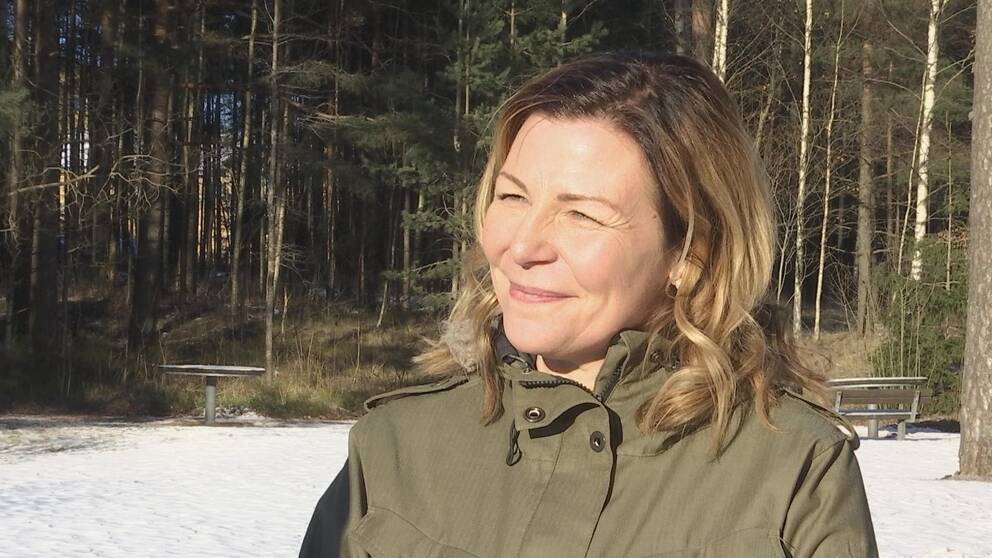 Sandra Sundbäck i skogsmiljö.