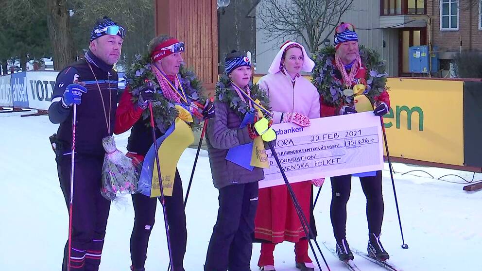 Måns Möller och Christer Skog vid mållinjen efter tio Vasalopp på tio dagar.