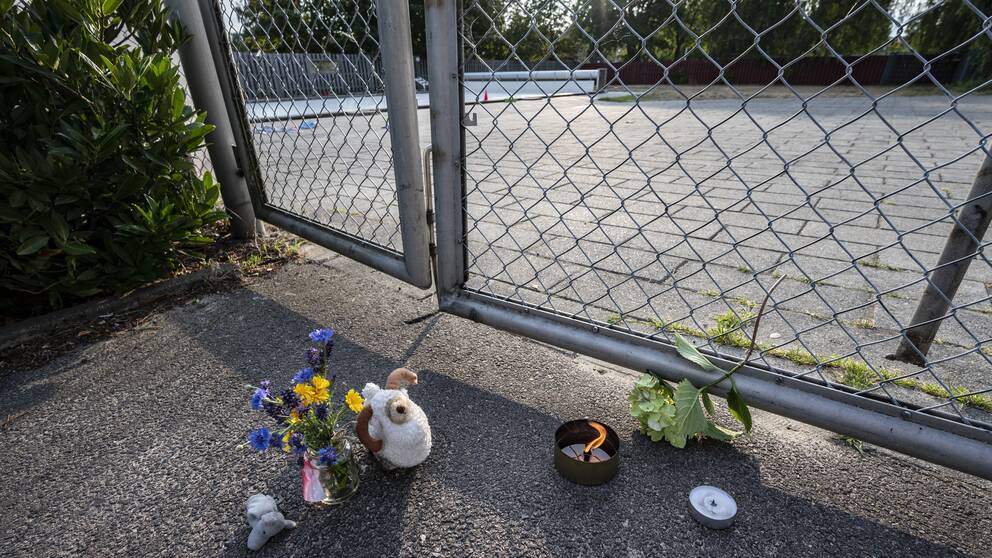 Blommor, ljus och nallar utanför simbassängen vid Tångvallaskolan efter den tragiska drunkningsolyckan i Skanör-Falsterbo förra sommaren.