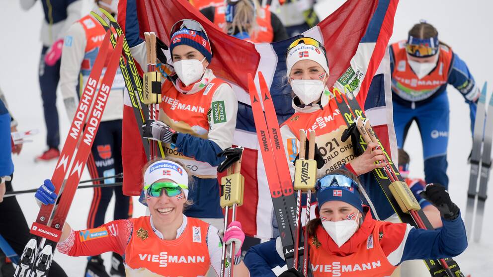 Norges stafettlag jublar över guldet i sprintstafetten.