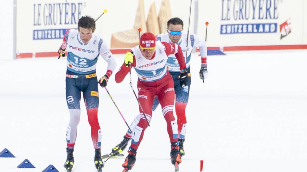 Johannes Hösflot Kläbo, till vänster, var först i mål. Här i kamp med Alexander Bolsjunov som fick staven knäckt på upploppet. Loppets vinnare blev Emil Iversen längst bak i bild.