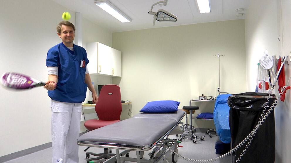 Thorsten Schepull , öveläkare ortopedkliniken Linköping, med boll och racket i mottagningsrummet