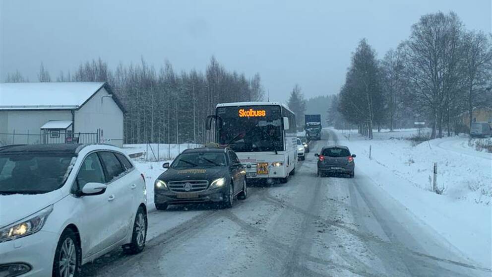 Moddig väg, snö, trafikkö