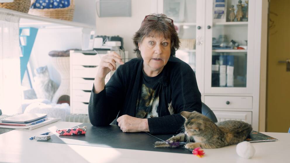 Kim Lindbom Carlsson och katten Isabella.