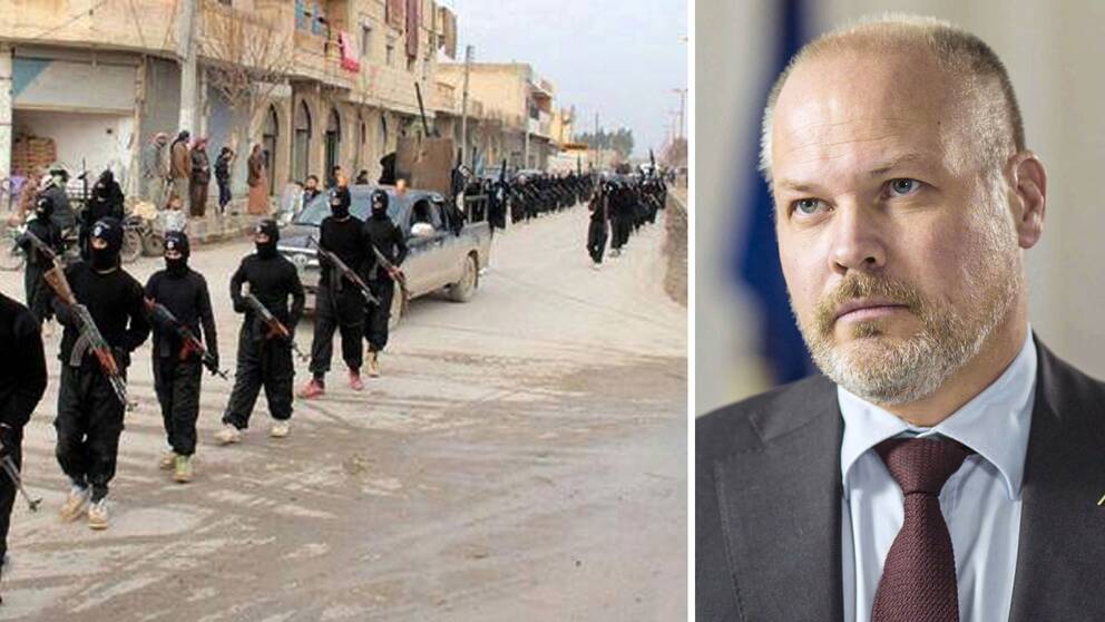 IS-soldater marcherar i raqqa i Syren. Arkivbild. Till höger justitieminister Morgan Johansson (S).
