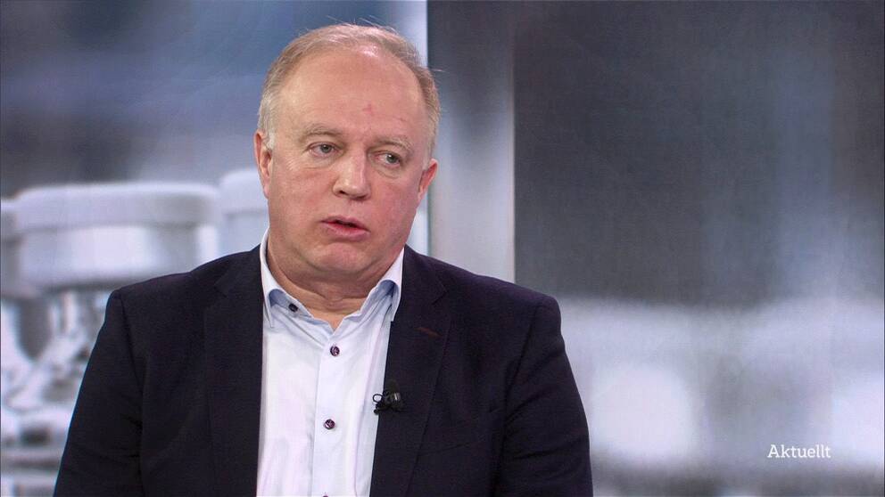En man står i en tv-studio.
