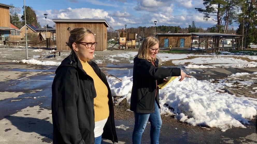 Sala kommuns miljöinspektörer Kajsa Vestman och Emelie Jangholt undersöker skolgården på Ransta skola