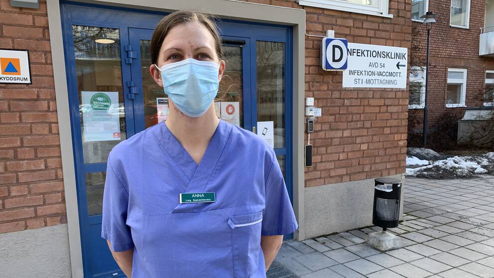 Sjuksköterskan Anna Hedman står utanför entrén till Infektionskliniken på Falu lasarett.