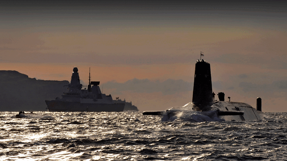 Den kärnvapenbärande brittiska ubåten HMS Vanguard anlöper marinbasen Clyde i Faslane, Skottland.